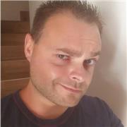 Laureato in Scienze della Comunicazione, impartisce lezioni di italiano, storia, diritto pubblico